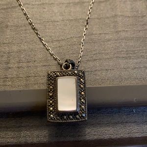 Necklace w/mother of pearl pendant